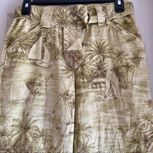 Beachy tropical print Liz Claiborne capri pants!🌴